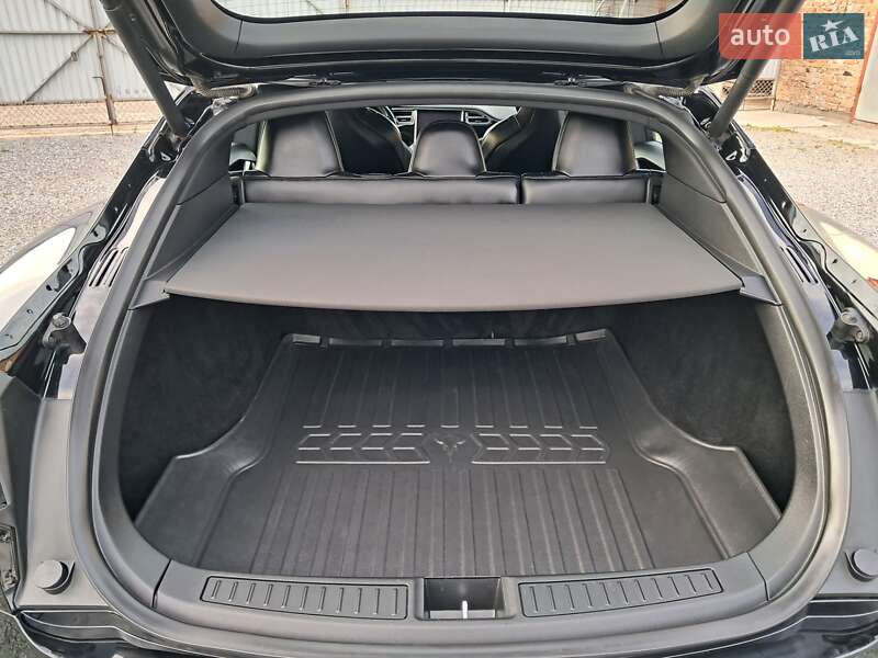 Лифтбек Tesla Model S 2018 в Радехове