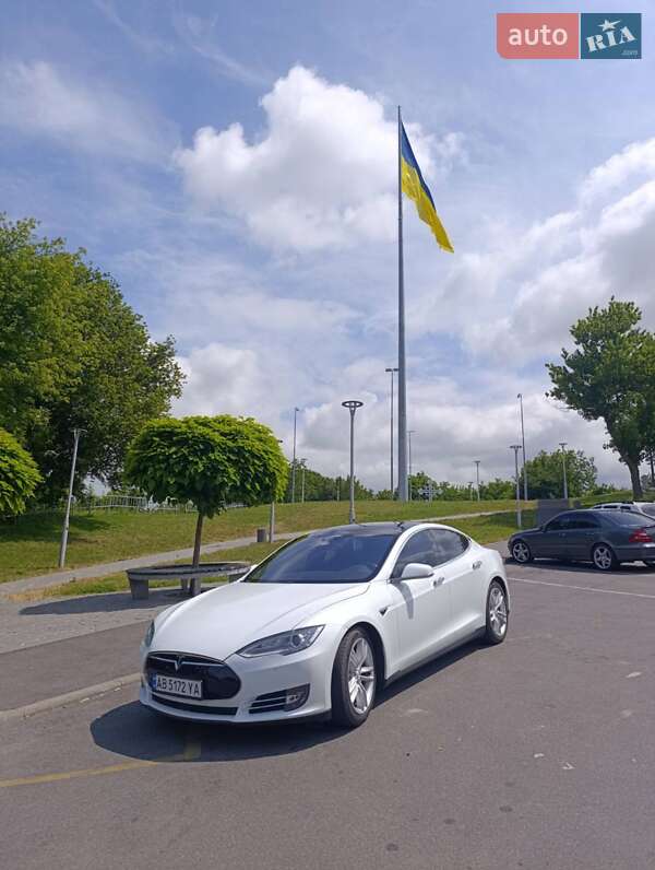 Лифтбек Tesla Model S 2015 в Виннице