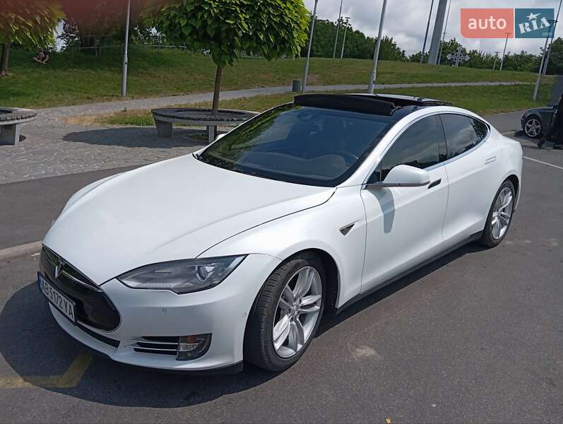 Лифтбек Tesla Model S 2015 в Виннице