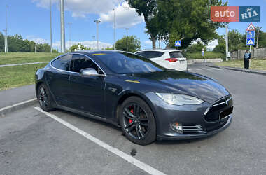 Лифтбек Tesla Model S 2015 в Виннице