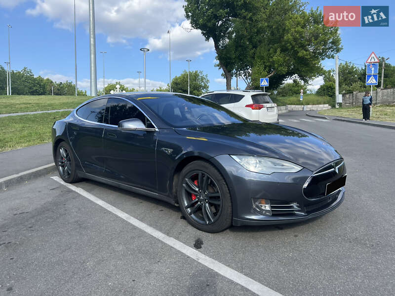 Ліфтбек Tesla Model S 2015 в Вінниці