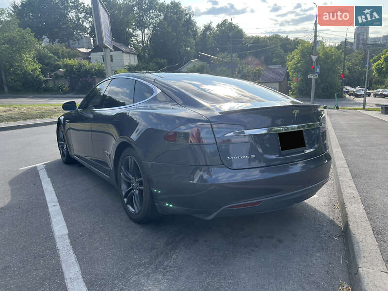 Ліфтбек Tesla Model S 2015 в Вінниці