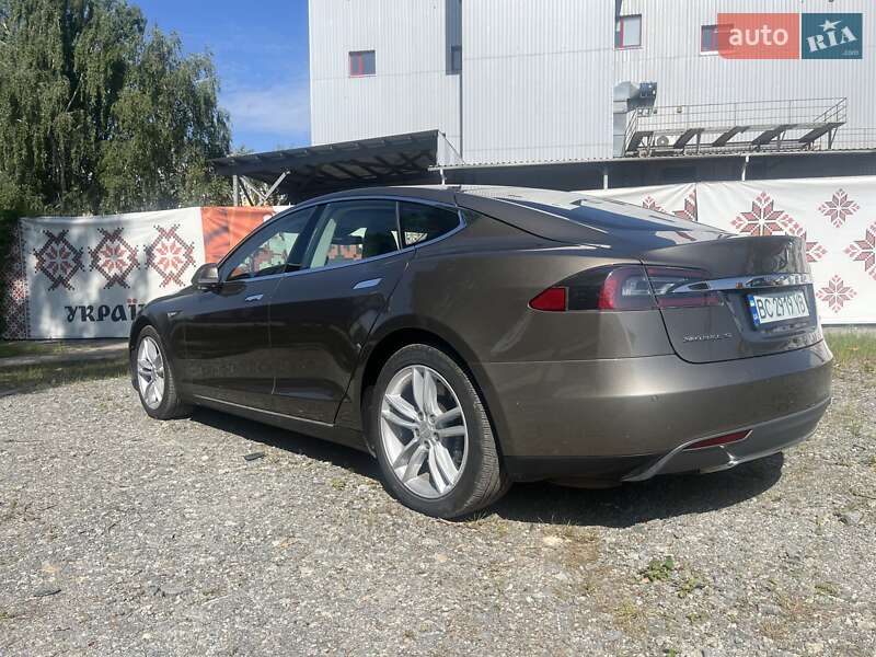 Лифтбек Tesla Model S 2015 в 