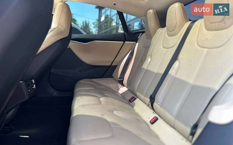 Лифтбек Tesla Model S 2015 в Ивано-Франковске