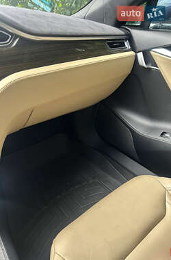 Лифтбек Tesla Model S 2015 в 
