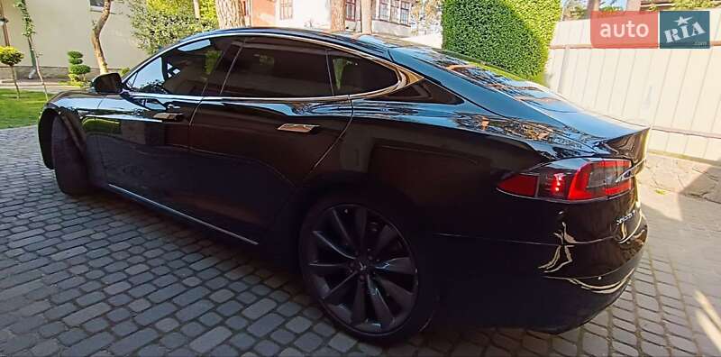 Лифтбек Tesla Model S 2016 в Львове