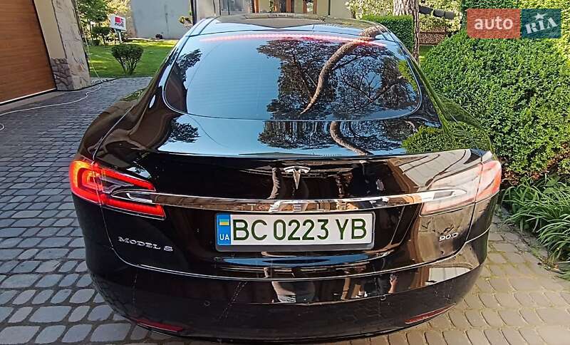 Лифтбек Tesla Model S 2016 в Львове
