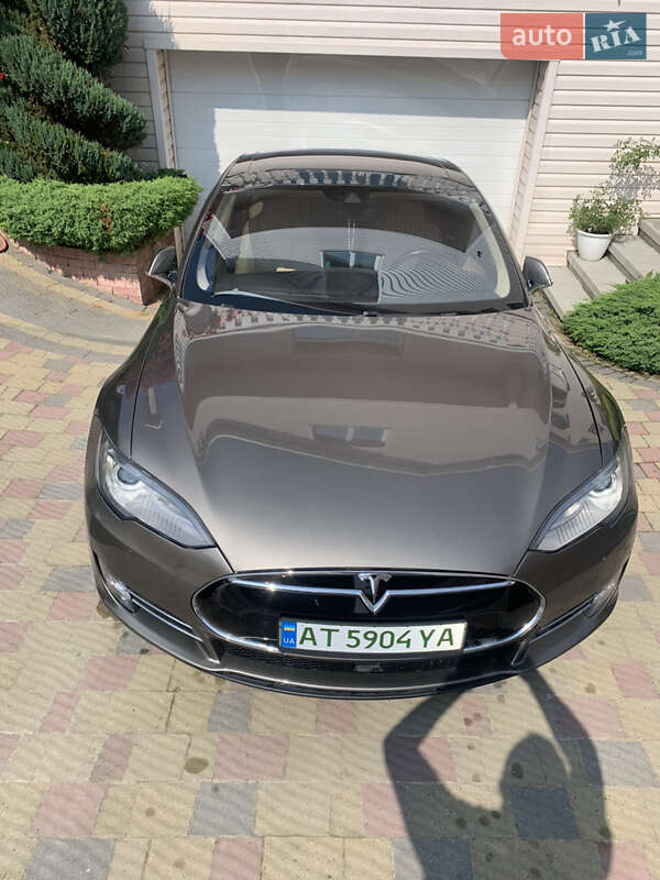 Лифтбек Tesla Model S 2015 в Ивано-Франковске