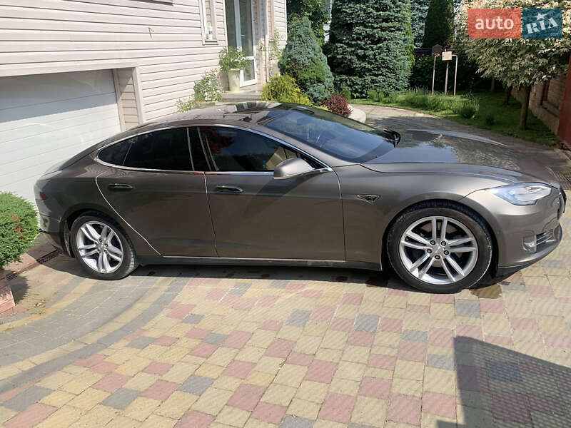 Лифтбек Tesla Model S 2015 в Ивано-Франковске