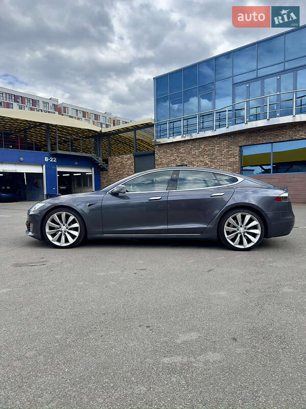 Лифтбек Tesla Model S 2017 в Киеве