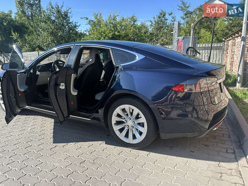 Лифтбек Tesla Model S 2015 в Львове
