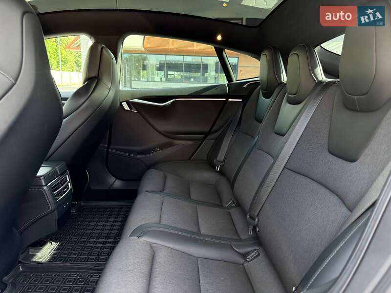 Лифтбек Tesla Model S 2017 в Кривом Роге