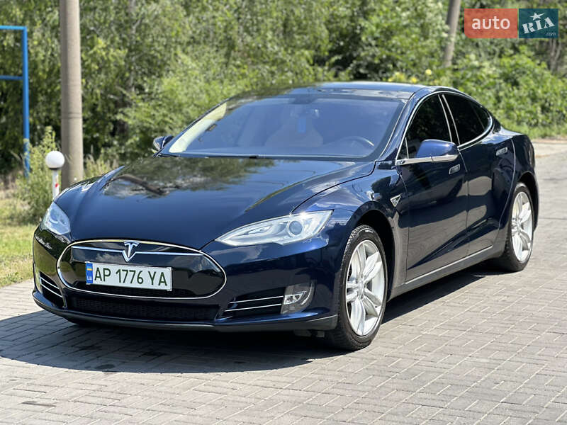Лифтбек Tesla Model S 2013 в 