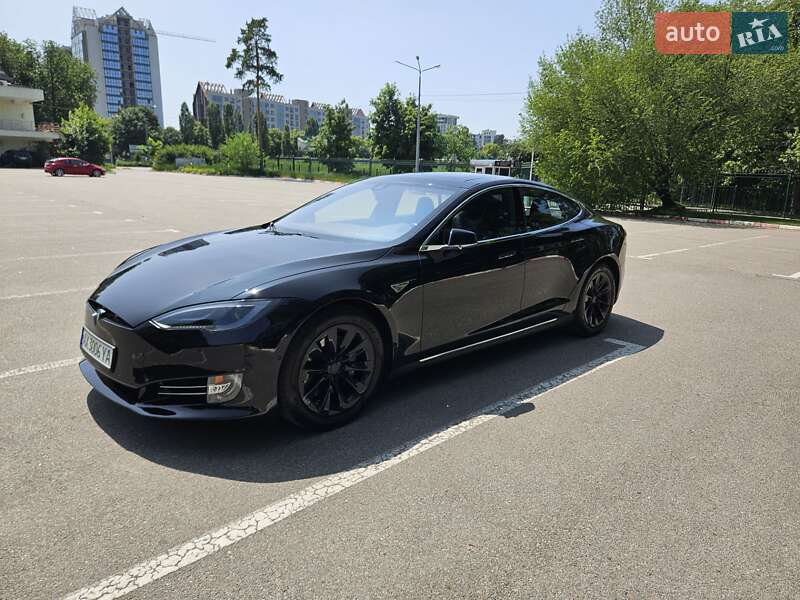 Лифтбек Tesla Model S 2015 в 