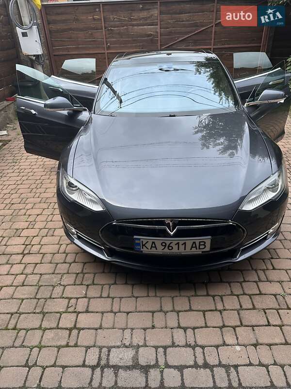 Лифтбек Tesla Model S 2015 в 