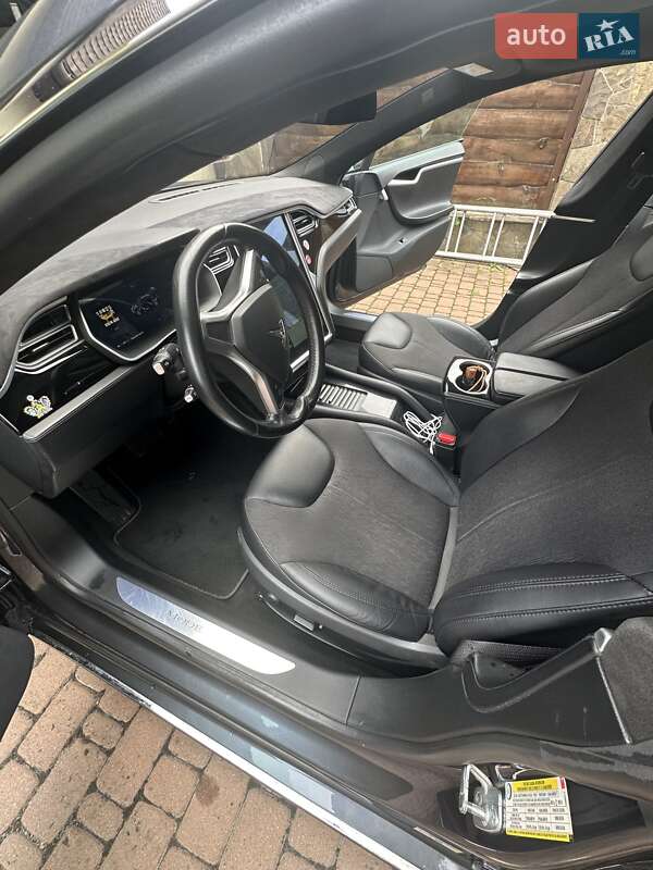Лифтбек Tesla Model S 2015 в Старых Петровцах