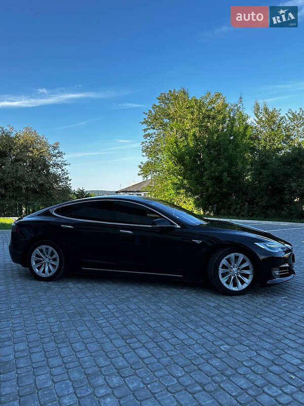 Лифтбек Tesla Model S 2016 в Львове