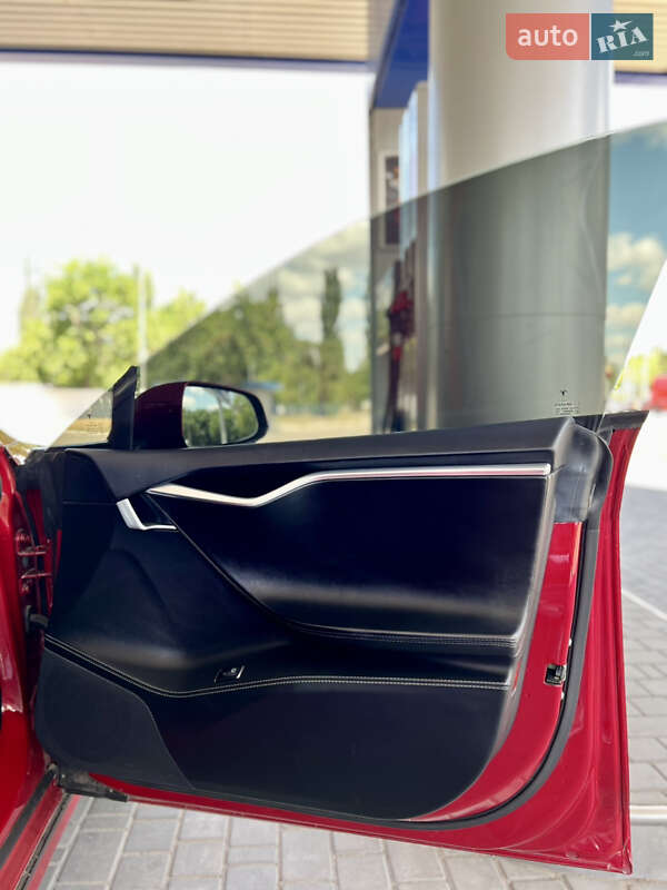 Лифтбек Tesla Model S 2016 в Николаеве