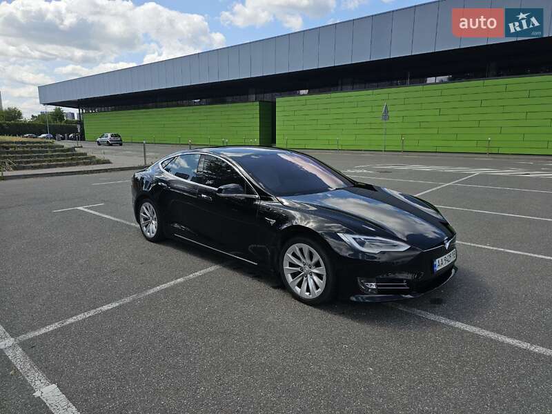 Лифтбек Tesla Model S 2018 в Киеве