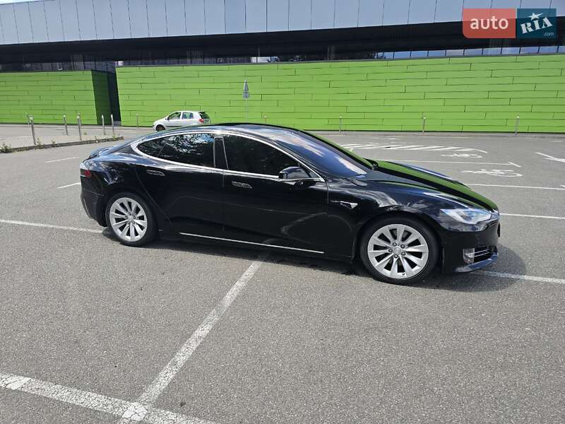 Лифтбек Tesla Model S 2018 в Киеве