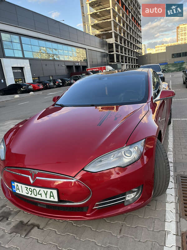 Лифтбек Tesla Model S 2015 в Киеве фото 10 Лифтбек Tesla Model S 2015 в Киеве