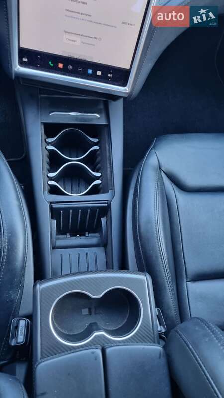 Лифтбек Tesla Model S 2016 в Луцке