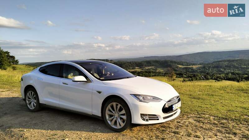 Ліфтбек Tesla Model S 2016 в Чернівцях