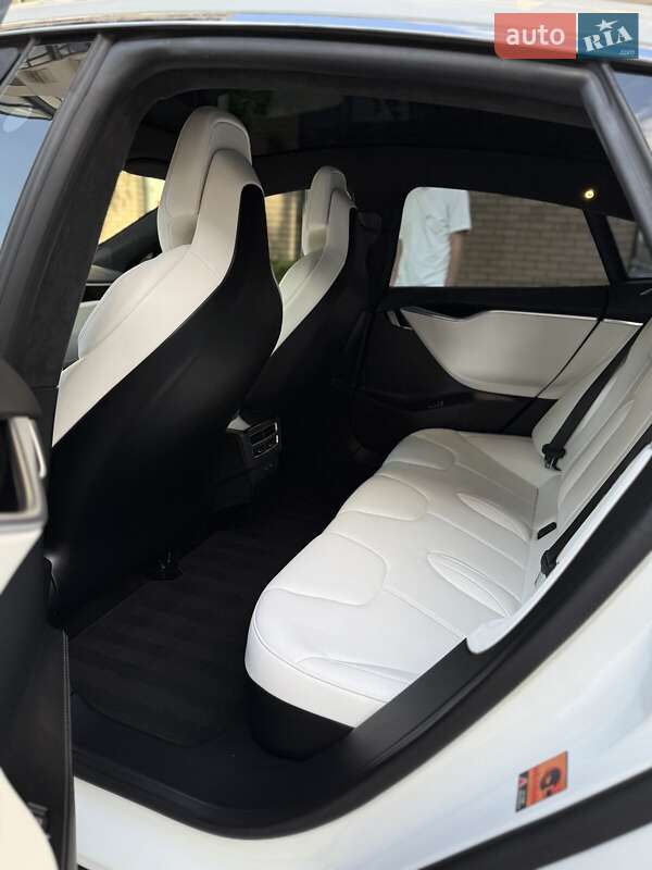 Лифтбек Tesla Model S 2017 в Киеве