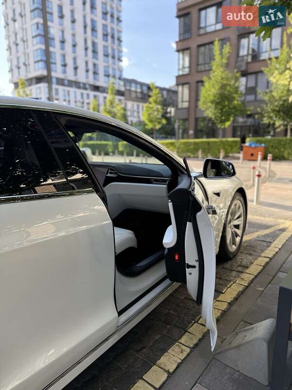 Лифтбек Tesla Model S 2017 в Киеве