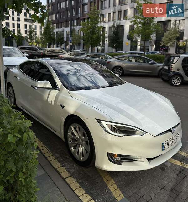 Лифтбек Tesla Model S 2017 в Киеве