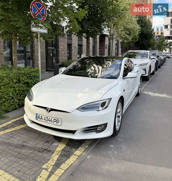 Лифтбек Tesla Model S 2017 в 