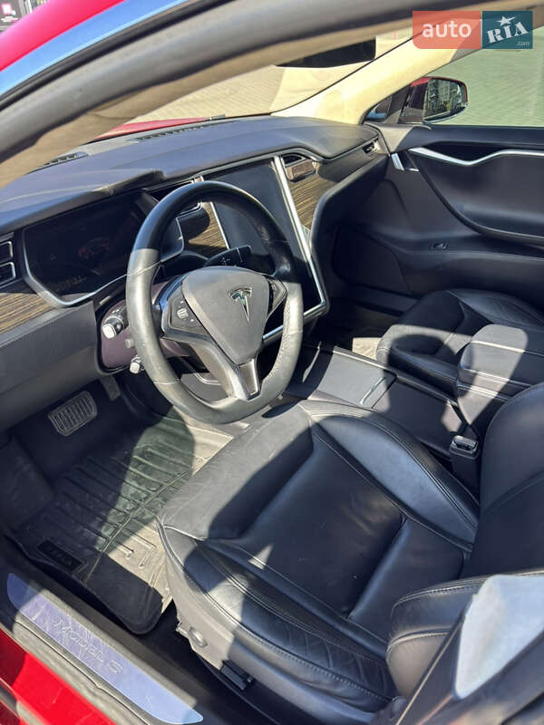 Лифтбек Tesla Model S 2016 в Львове