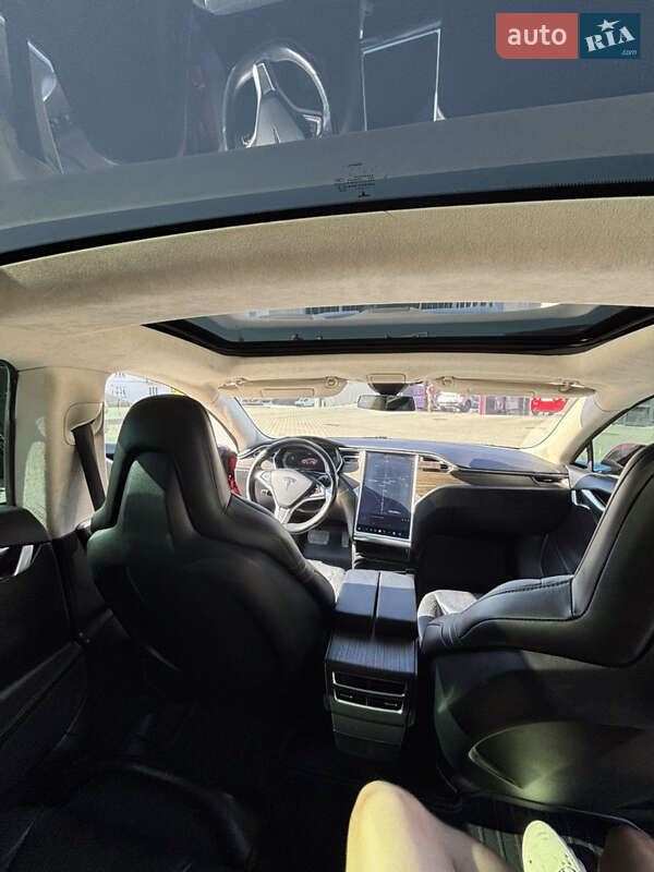 Лифтбек Tesla Model S 2016 в Львове