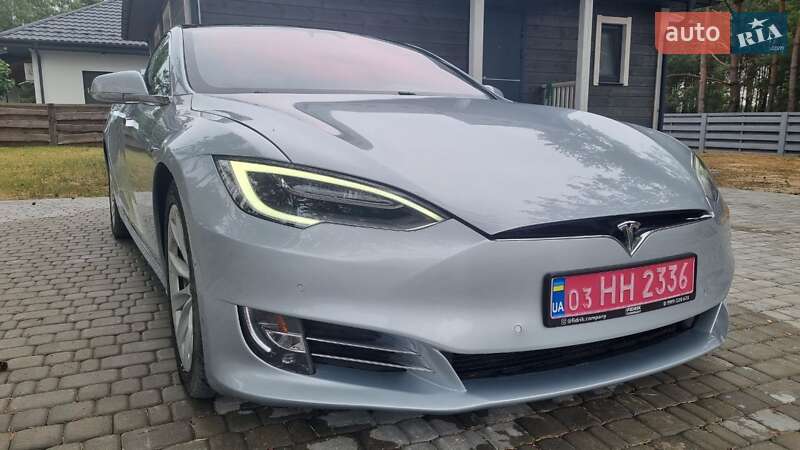 Лифтбек Tesla Model S 2016 в Луцке