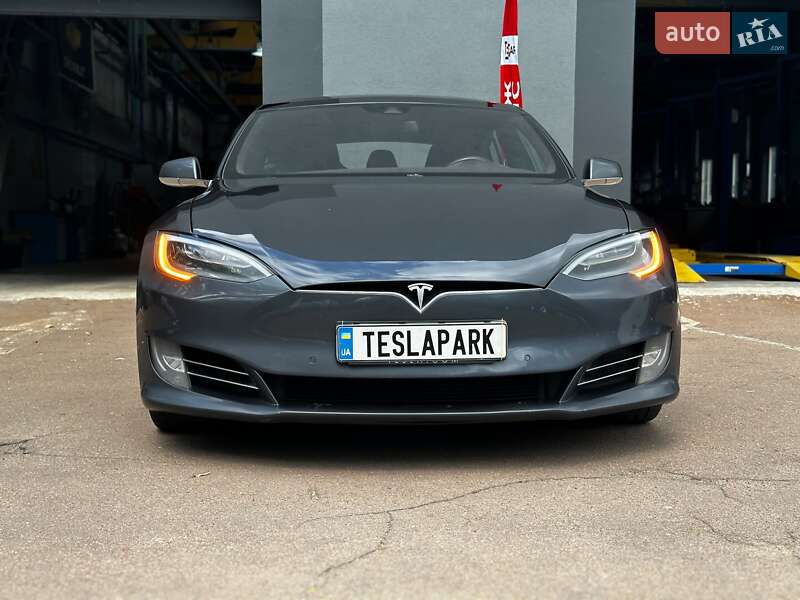 Лифтбек Tesla Model S 2016 в Киеве