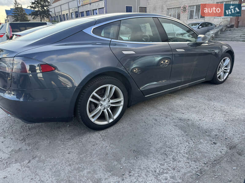 Лифтбек Tesla Model S 2015 в Житомире