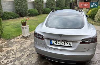 Лифтбек Tesla Model S 2015 в 
