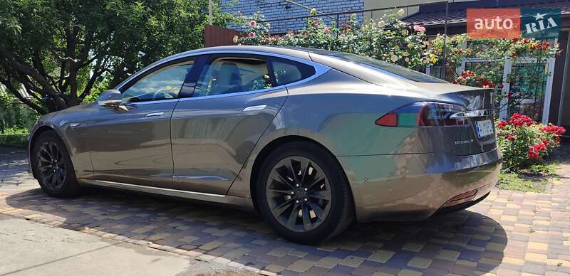 Лифтбек Tesla Model S 2016 в 