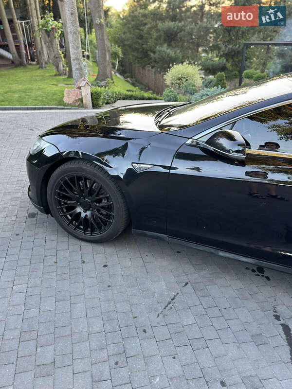 Лифтбек Tesla Model S 2015 в Луцке