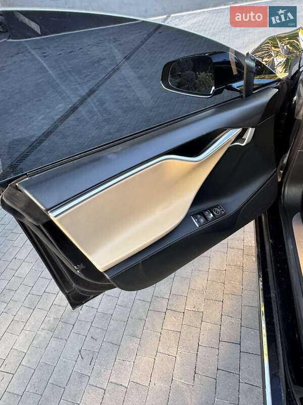 Лифтбек Tesla Model S 2015 в Луцке