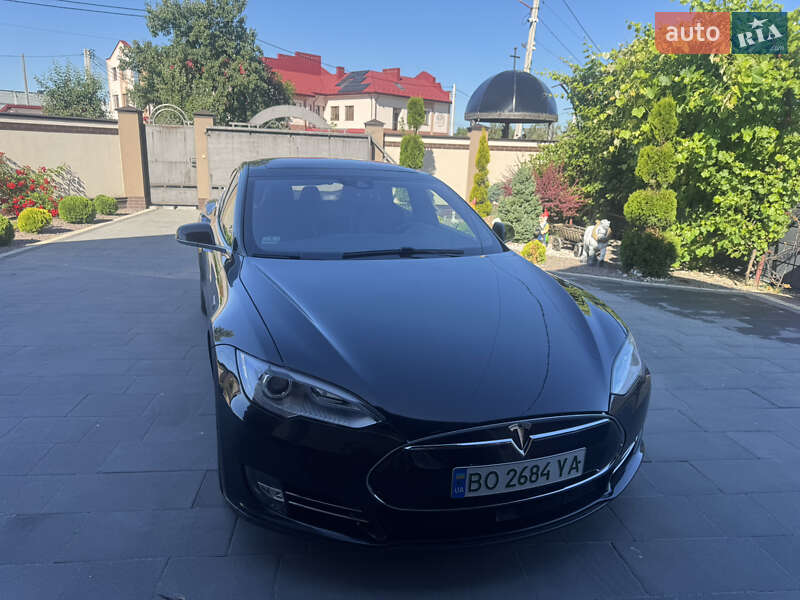 Лифтбек Tesla Model S 2015 в 