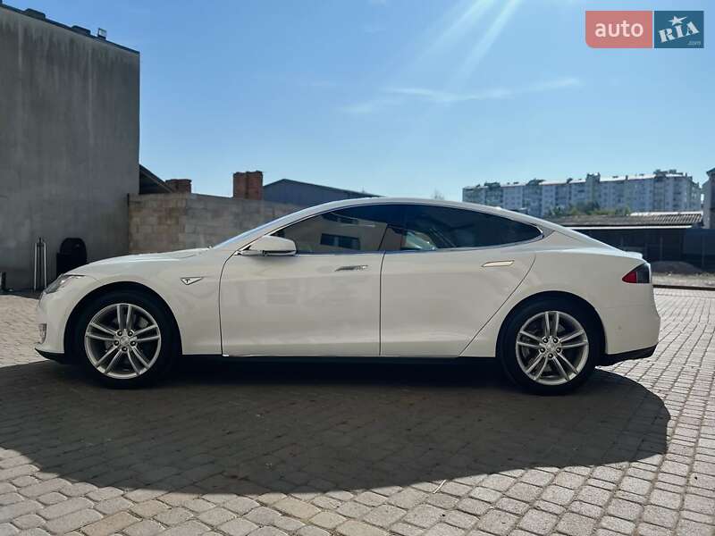 Ліфтбек Tesla Model S 2015 в Івано-Франківську