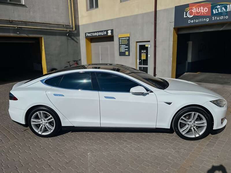 Ліфтбек Tesla Model S 2015 в Івано-Франківську