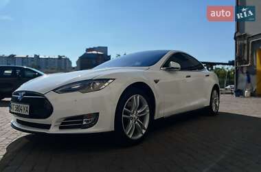 Лифтбек Tesla Model S 2015 в 