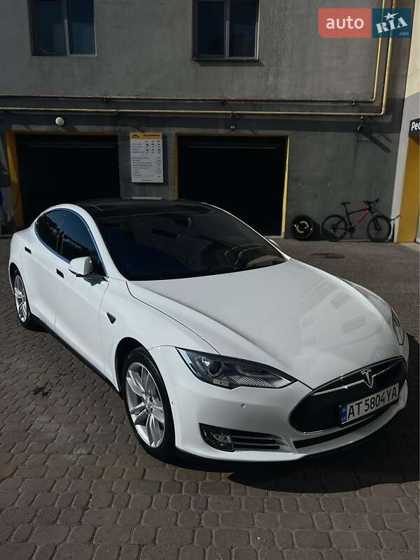 Ліфтбек Tesla Model S 2015 в Івано-Франківську