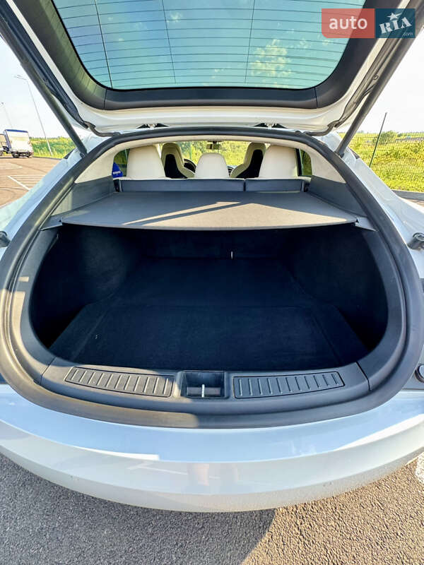 Ліфтбек Tesla Model S 2017 в Рівному