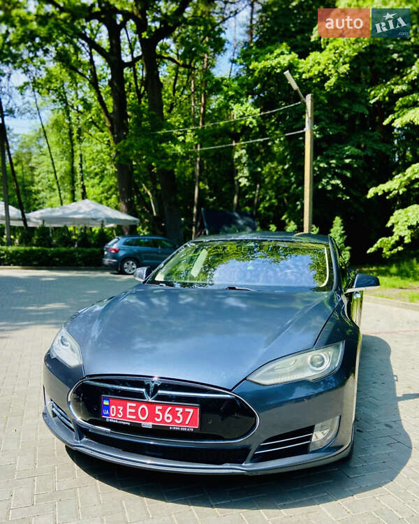 Лифтбек Tesla Model S 2015 в 