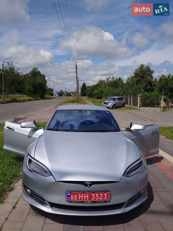 Лифтбек Tesla Model S 2016 в Луцке