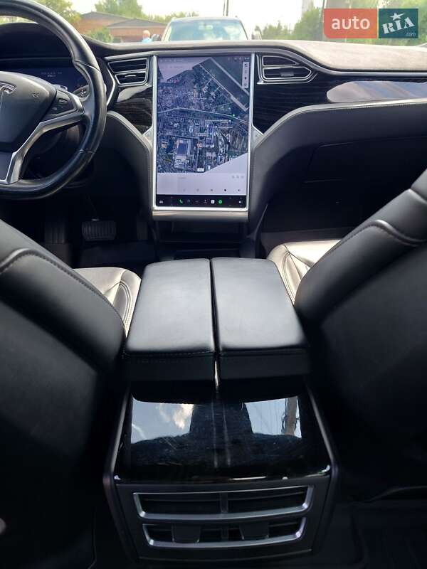 Лифтбек Tesla Model S 2016 в Луцке