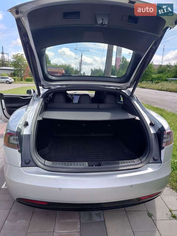 Лифтбек Tesla Model S 2016 в Луцке